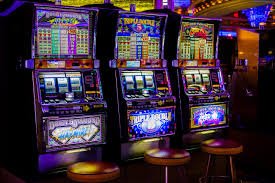 28338 Live Casino Myanmar တွင် မိုဘိုင်းဖုန်းဖြင့် ကစားနေသောမြင်ကွင်း